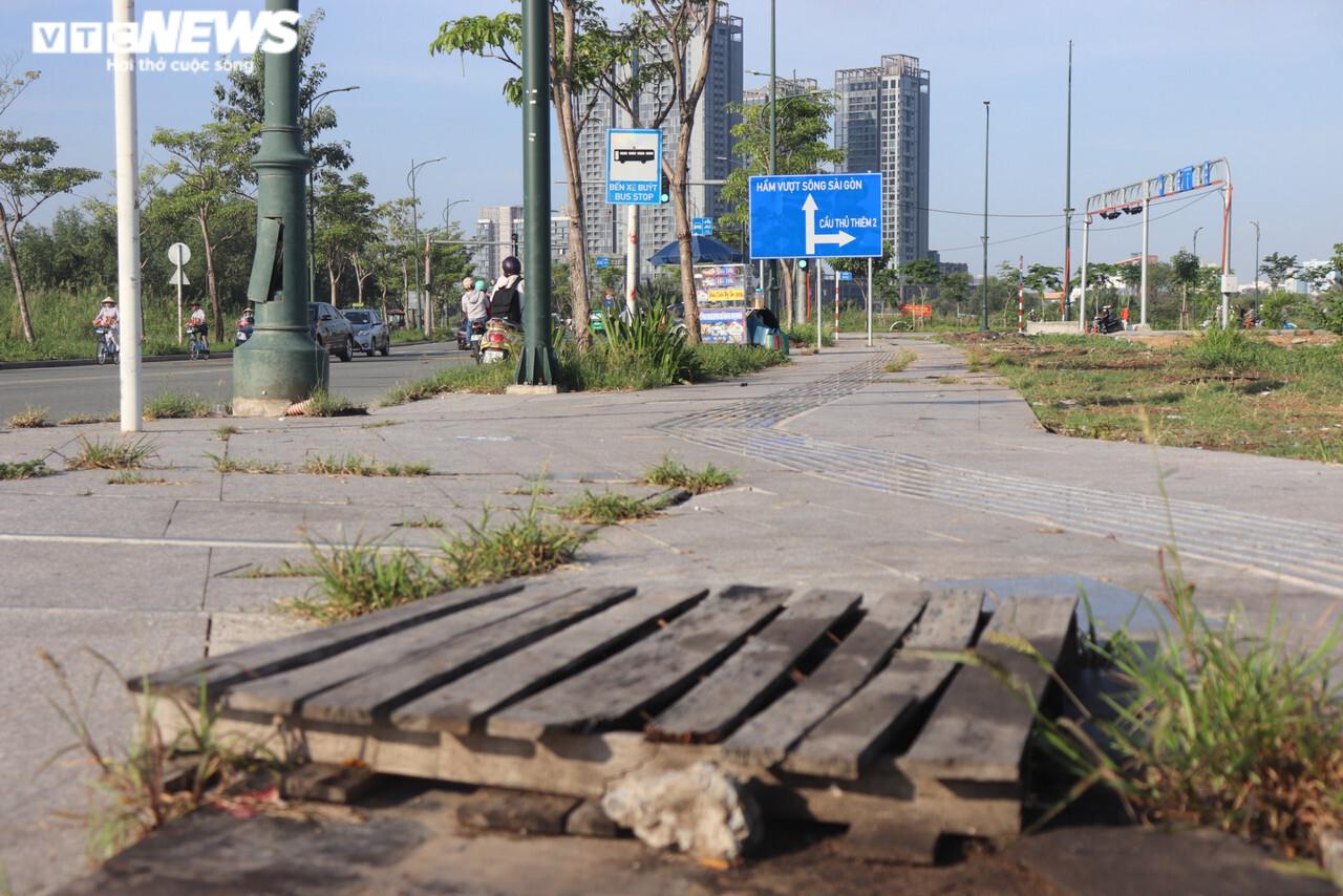 TP.HCM: Sau cầu Thủ Thiêm 2, đến lượt hàng loạt hố ga trên đường Tố Hữu mất nắp