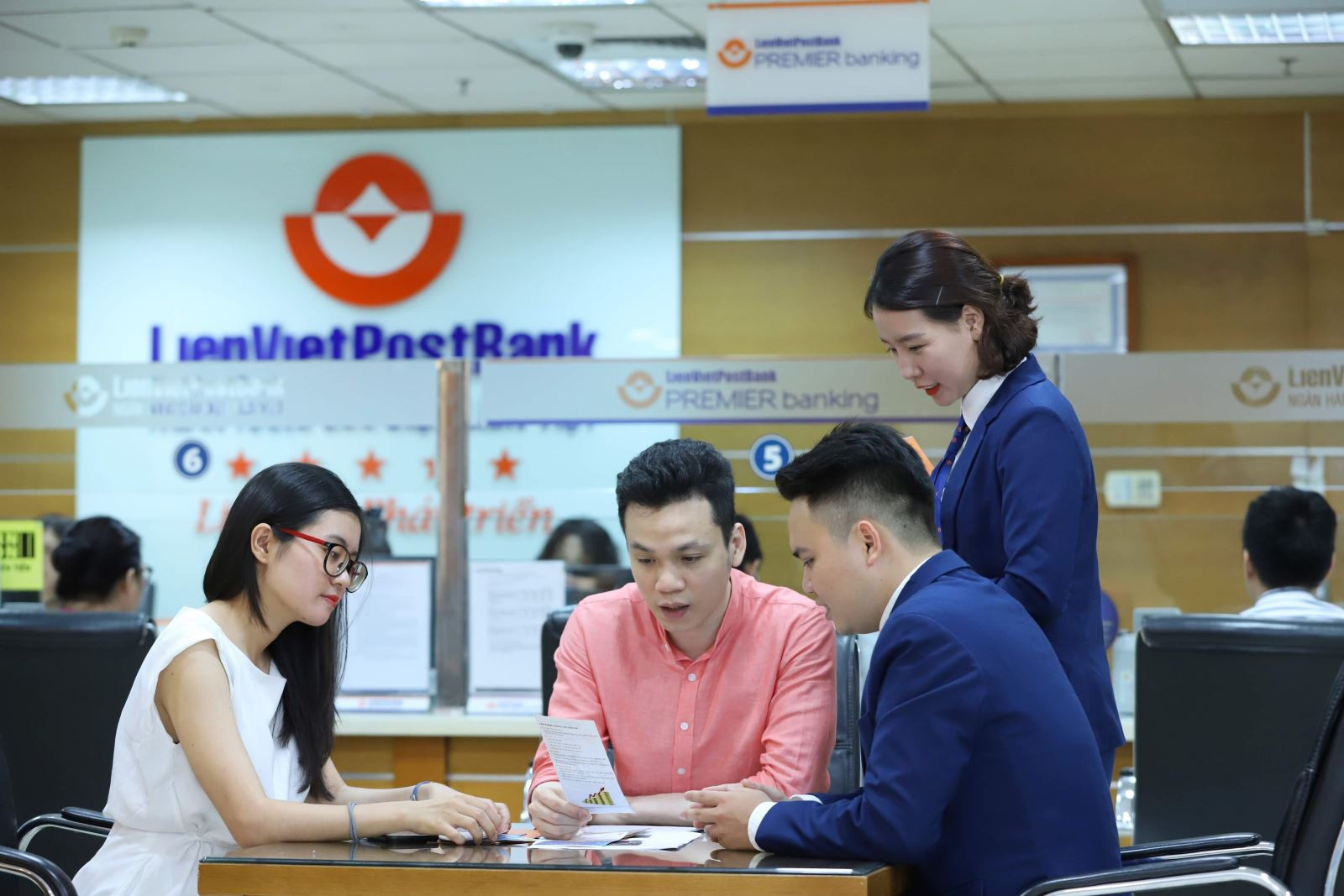 Em trai ông Dương Công Minh bán 3,8 triệu cổ phiếu LienVietPostBank